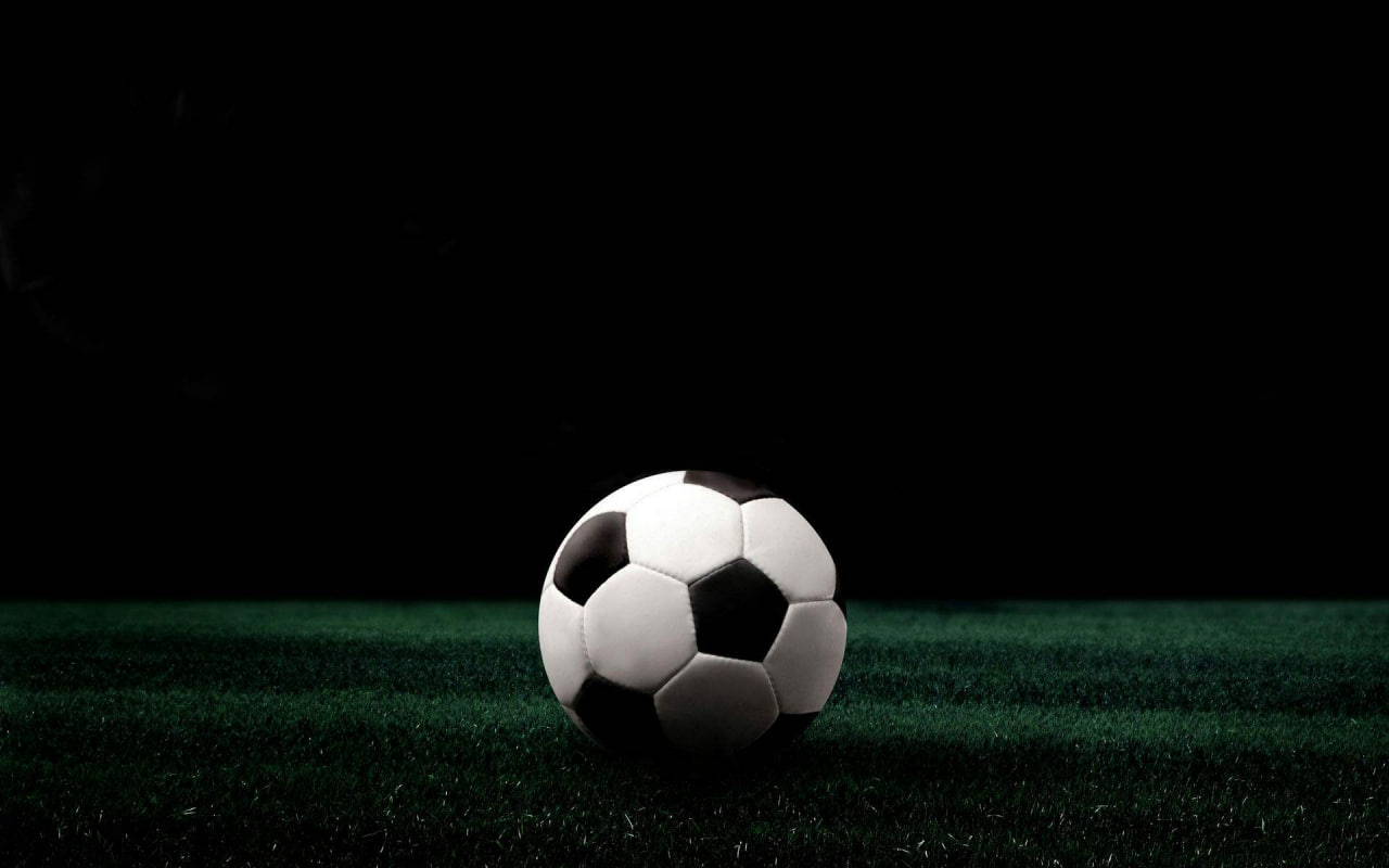 足球爱好者观赛场景